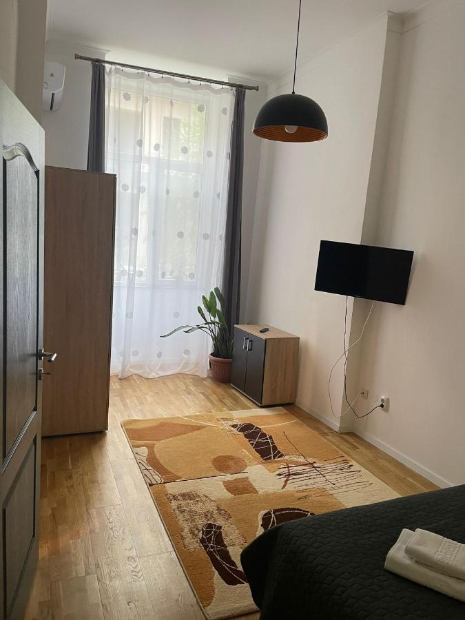 Central Apartment With 2 Bedrooms And 2 Bathrooms Oradea Bagian luar foto