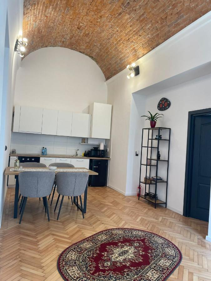 Central Apartment With 2 Bedrooms And 2 Bathrooms Oradea Bagian luar foto