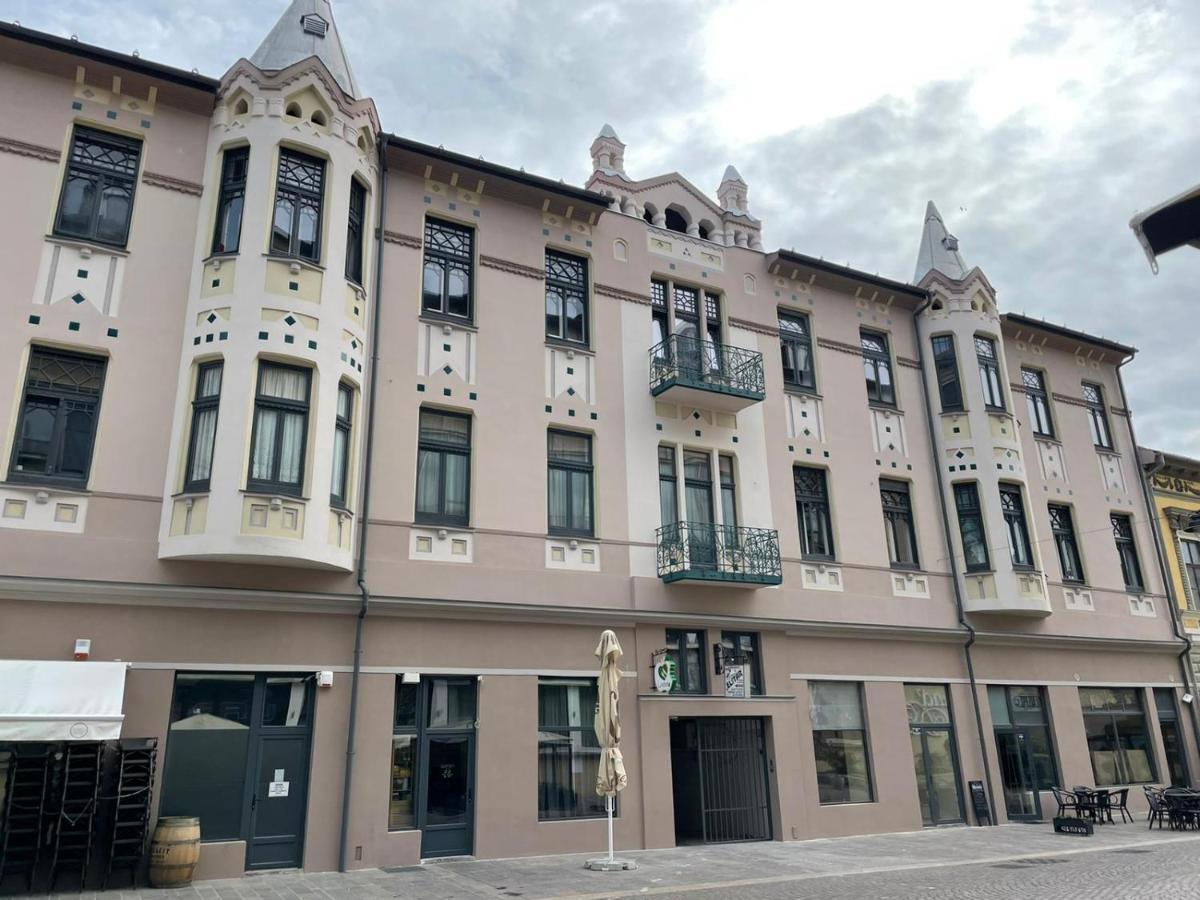 Central Apartment With 2 Bedrooms And 2 Bathrooms Oradea Bagian luar foto