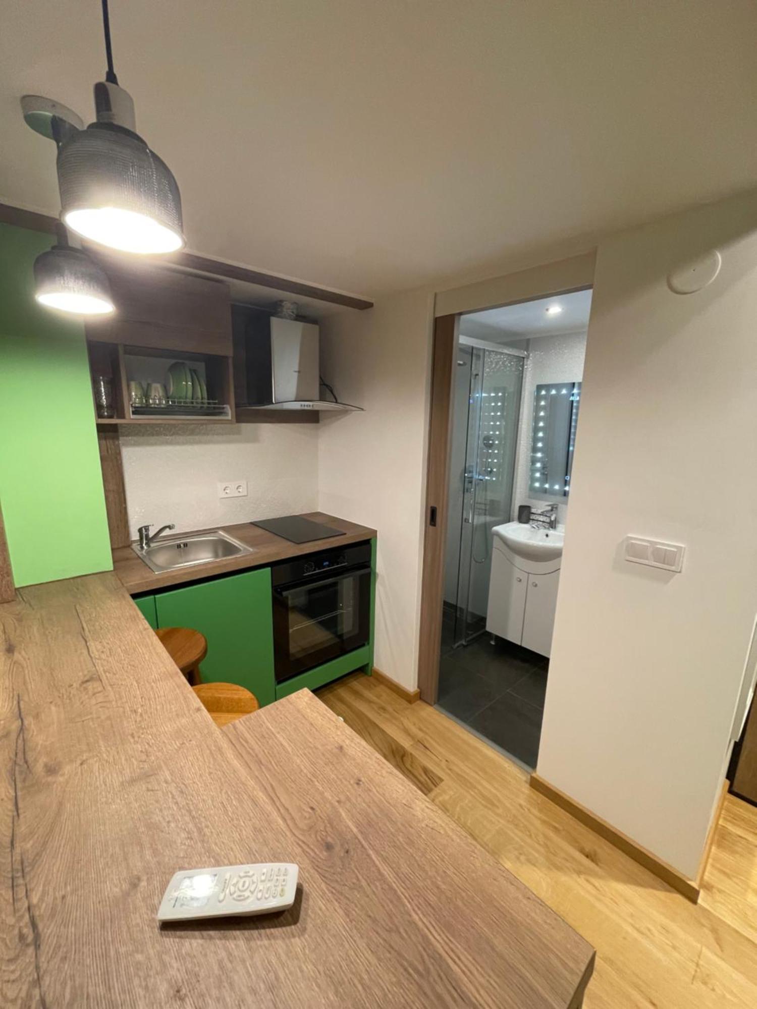 Central Apartment With 2 Bedrooms And 2 Bathrooms Oradea Bagian luar foto