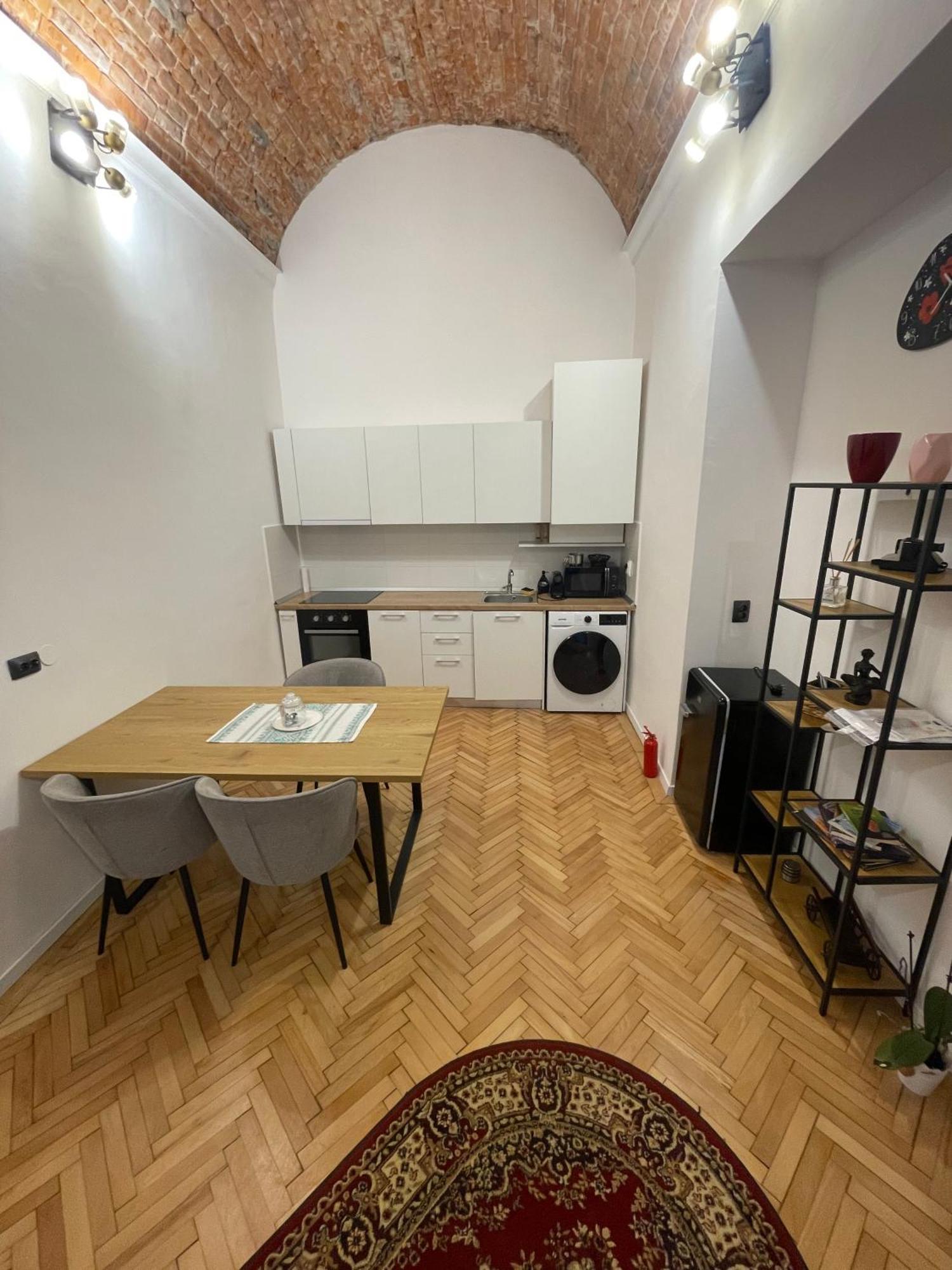 Central Apartment With 2 Bedrooms And 2 Bathrooms Oradea Bagian luar foto